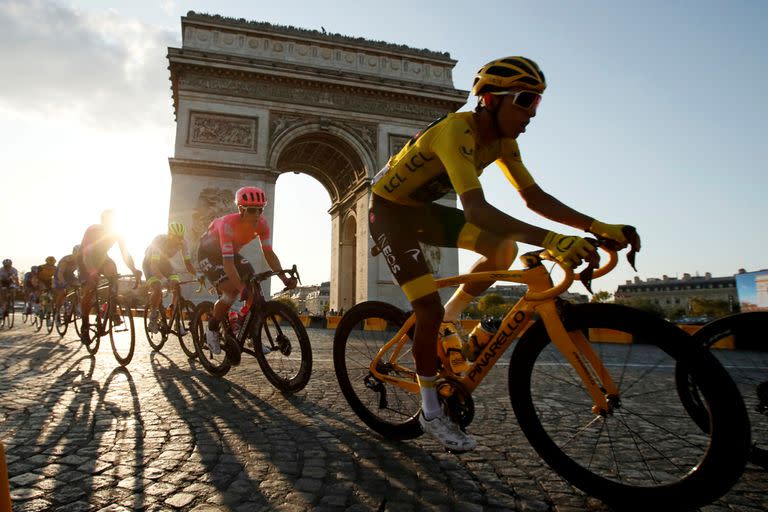 Tour de Francia - La etapa 21 de 128 km desde Rambouillet hasta los Campos Elíseos de París 28 de julio de 2019 - El piloto del equipo INEOS Egan Bernal de Colombia, vistiendo la camiseta amarilla del líder general, en acción frente al Arco del Triunfo.