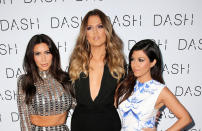 Les sœurs Kardashian, Kourtney, 44 ans, Kim, 42 ans, et Khloé, 39 ans, ont bâti des carrières incroyablement prospères, principalement grâce à leurs émissions de téléréalité "Keeping Up With the Kardashians" et "The Kardashians", ainsi qu'à leurs différents contrats de sponsoring. Il est difficile d'imaginer qu'une de leurs entreprises puisse échouer. C'est pourtant ce qui s'est produit. En 2008, le trio de frères et sœurs a lancé sa propre carte de crédit prépayée, appelée The Kardashian Kard. Ce produit financier a fini par disparaître, les détenteurs de la carte ayant commencé à se plaindre des frais et commissions élevés, comme l'indique AOL Small Business.
