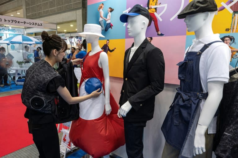 Des vêtements de travail conçus par la société Chikuma pour lutter contre la chaleur exposés à Tokyo, le 27 juillet 2023 (AFP - Richard A. Brooks)