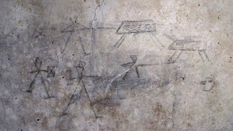 Apparent doodles of gladiators and a hunting scene. - Photo: Parco archeologico di Pompei