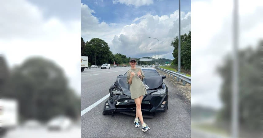 「大馬女神」何戀慈態度樂觀的與毀損車輛合照。（圖／翻攝自Instagram）