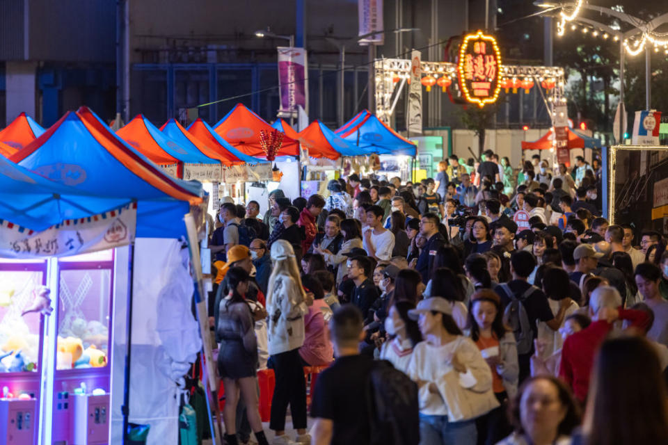 「香港夜繽紛」在減低營商門檻方面，與「地攤經濟」相似