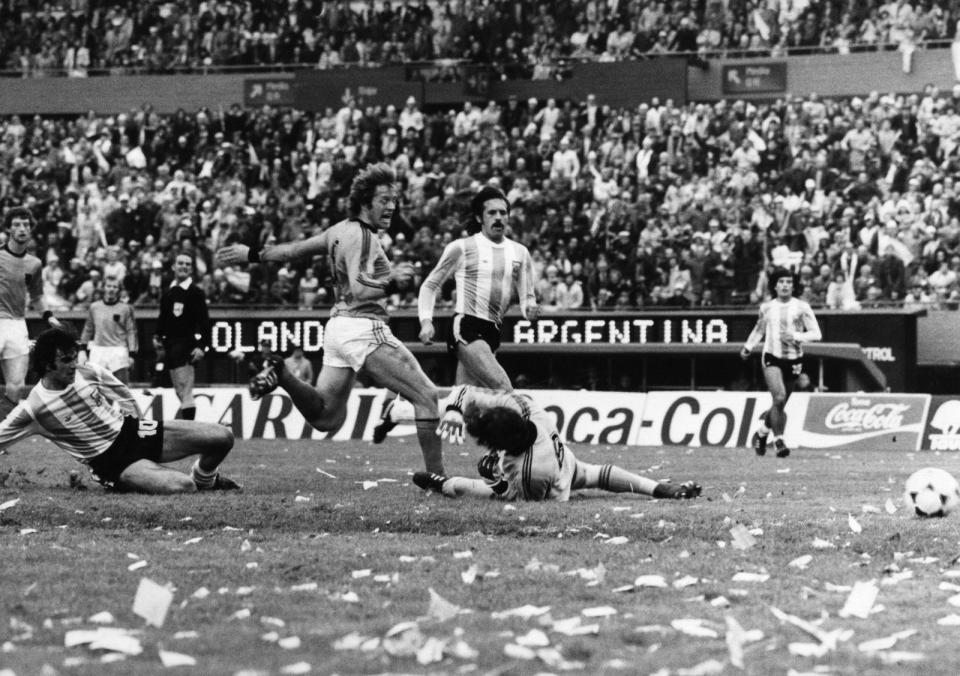 Eine aufgeheizte Atmosphäre prägte das Endspiel der Skandal-WM 1978. Manipulationsvorwürfe gegen die argentinische Militärdiktatur waren schon während des Turniers laut geworden. Später gesellten sich Doping-Verdächtigungen hinzu. Mario Kempes (links) aber wurde am 25. Juni in Buenos Aires zum Volkshelden. Der Angreifer traf doppelt bei Argentiniens 3:1-Erfolg nach Verlängerung gegen die Niederlande. "El Matador" ("Der Vollstrecker") wurde mit sechs Treffern WM-Torschützenkönig. (Bild: Central Press/Getty Images)