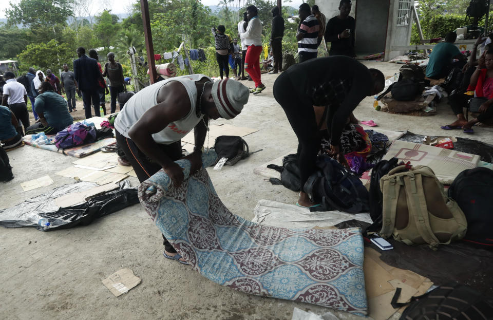 En esta imagen, tomada el 25 de mayo de 2019, un migrante de Camerún enrolla su colchón en Bajo Chiquito, en la provincia de Darién, Panamá. Los migrantes esperan unos 10 días en Bajo Chiquito para un viaje de dos horas hasta su próxima parada en su viaje al norte, la localidad de Peñitas. (AP Foto/Arnulfo Franco)