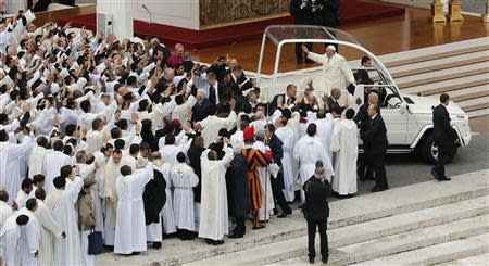 Pope Francis waves to prelates at the end of a mass to prepare an urn containing the relics of the Apostle St. Peter for public veneration, at the Vatican November 24, 2013. REUTERS/Stefano Rellandini