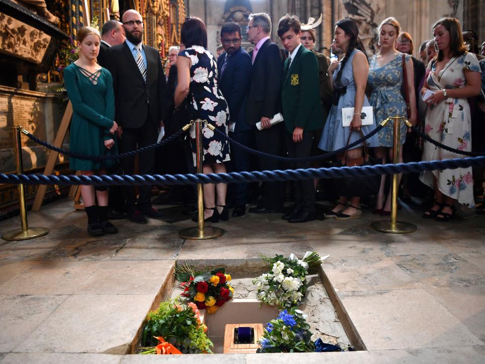 Stephen Hawking is one of the great minds to be buried in Scientists Corner at Wesminster Abbey.