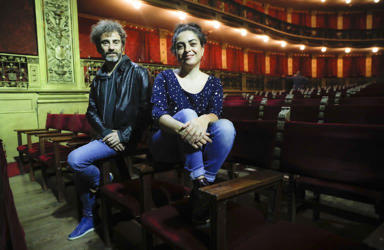 Javier Lorenzo y Paola Barrientos, uno de los integrantes del numeroso elenco de La comedia es peligrosa