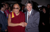 Bouddhiste, Richard Gere est très proche du Dalaï-lama. Il s'est affiché à de nombreuses reprises avec lui et même mieux, il n'a pas hésité à prendre position à ses côtés. Lors de la cérémonie des Oscars 1993, l'acteur a défendu le Tibet face à la politique chinoise. Un discours remarqué qui lui avait valu une exclusion de l'académie. Devenu un porte-parole du Tibet, l'Américain a reçu la bénédiction du Dalaï-lama, en 2010. Ce n'est pas tout puisqu'en 2018, le chef tibétain bénissait la femme de la star et l'enfant qu'elle portait alors. Un engagement qui a pu lui coûter cher. En 2017, dans le <em>Hollywood Reporter</em>, il expliquait : <em>"Il y a clairement des films auxquels je n'ai pas accès parce que les Chinois diront </em>'Pas lui'<em>. Récemment encore, j'ai vécu ce moment où quelqu'un m'a dit qu'il ne pourrait pas financer un film dans lequel je joue parce que ça fâcherait les Chinois"</em>.