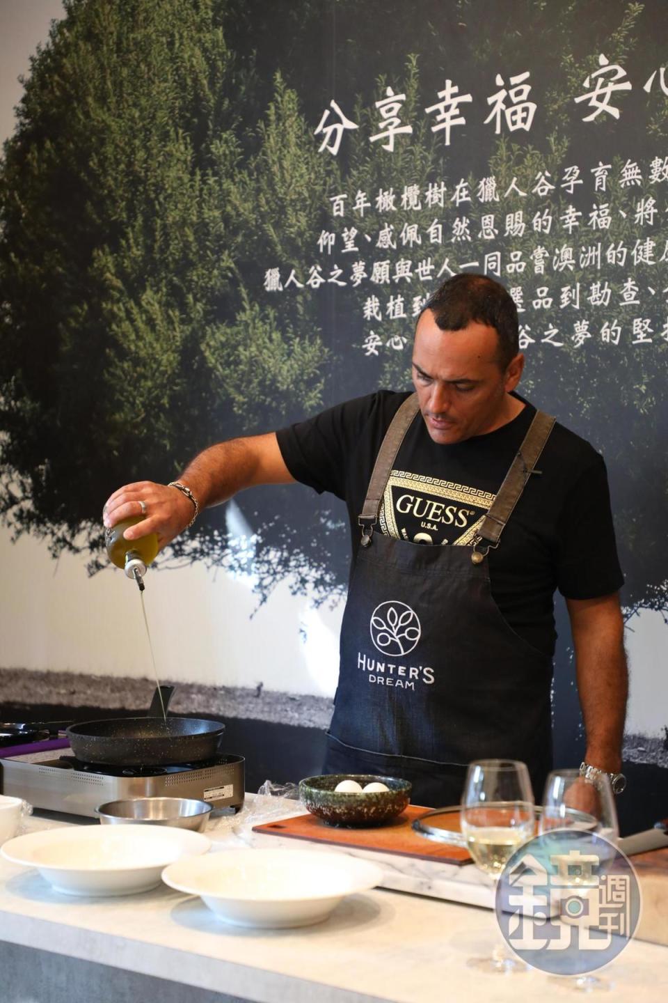 來自義大利的Mauro做菜時淋自家橄欖油毫不手軟。