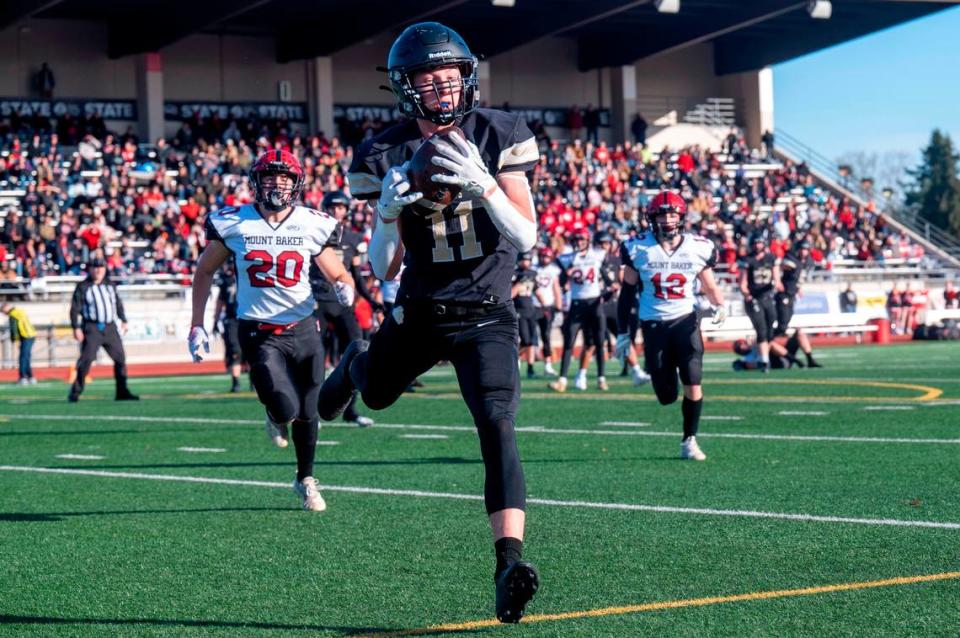 Royal receiver Lance Allred catches a touchdown pass from quarterback Dylan Allred during the second quarter of the Class 1A state championship game against Mount Baker in 2022.