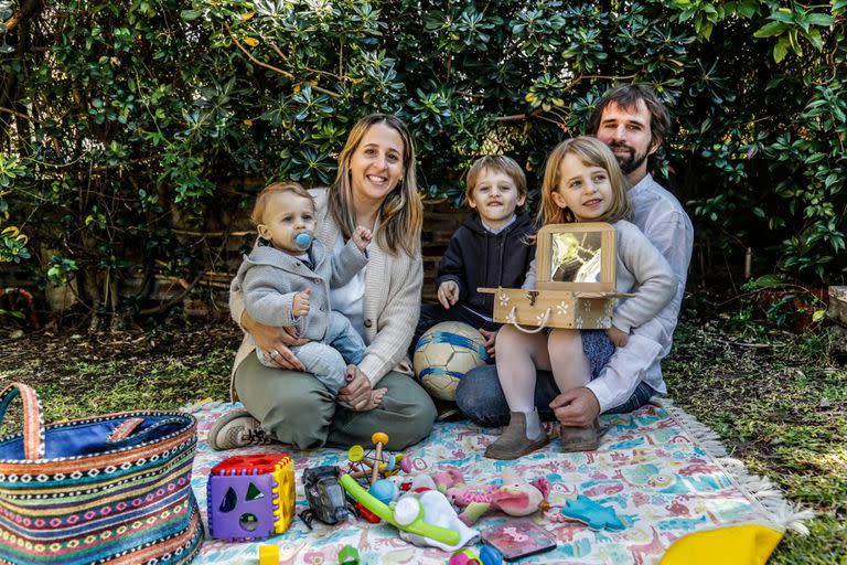 Los miembros de la familia García festejando el Día de la Niñez 