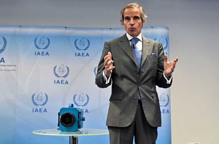 El director general del OIEA, Rafael Grossi, muestra el prototipo de cámaras utilizadas para monitorear las plantas iraníes