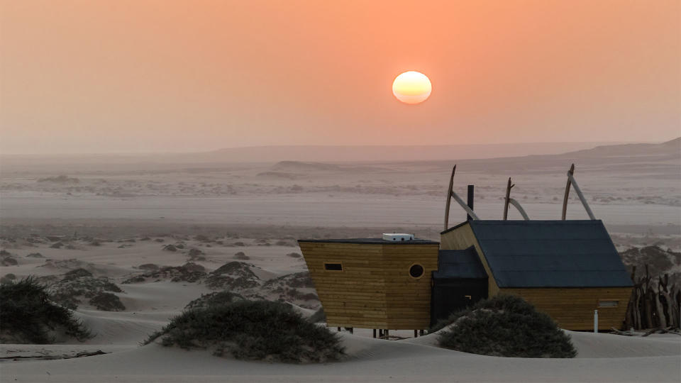 El emplazamiento no puede ser más ideal porque se encuentra en plena Costa de los Esqueletos, en Namibia, un lugar completamente inhóspito con cientos de kilómetros de desierto alrededor.<br><br>Foto: <a href="http://shipwrecklodge.com.na/" rel="nofollow noopener" target="_blank" data-ylk="slk:Shipwreck Lodge;elm:context_link;itc:0;sec:content-canvas" class="link ">Shipwreck Lodge</a>