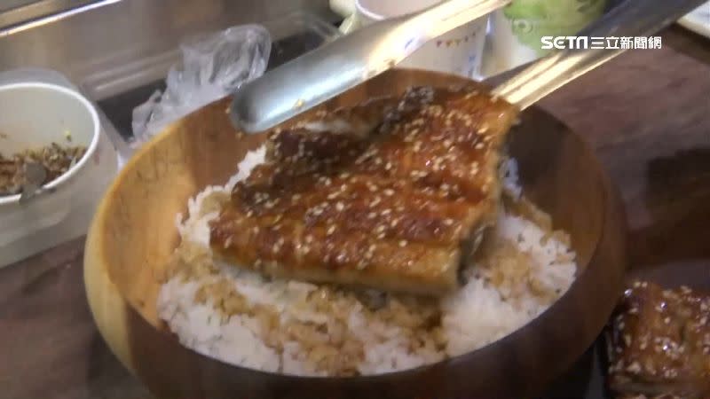 將鰻魚整片烤到金黃，再鋪到越光米飯上頭，是最受台灣人歡迎的鰻魚料理之一。