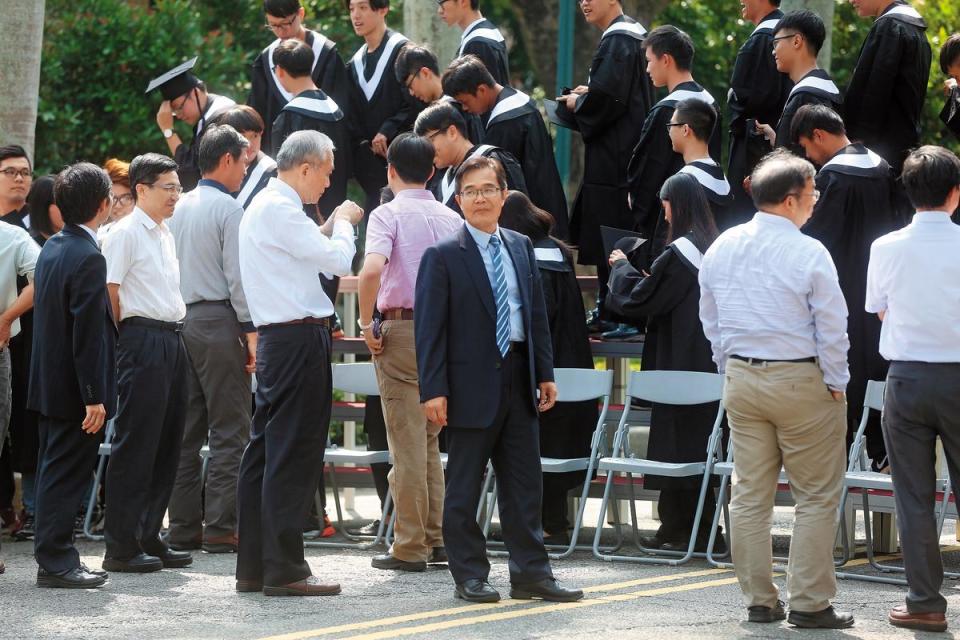 虎尾科大校長覺文郁（藍條紋領帶）今年剛連任成功，在校內擁有高支持度，但卻驚傳孕婦護理師遭歧視不續聘。