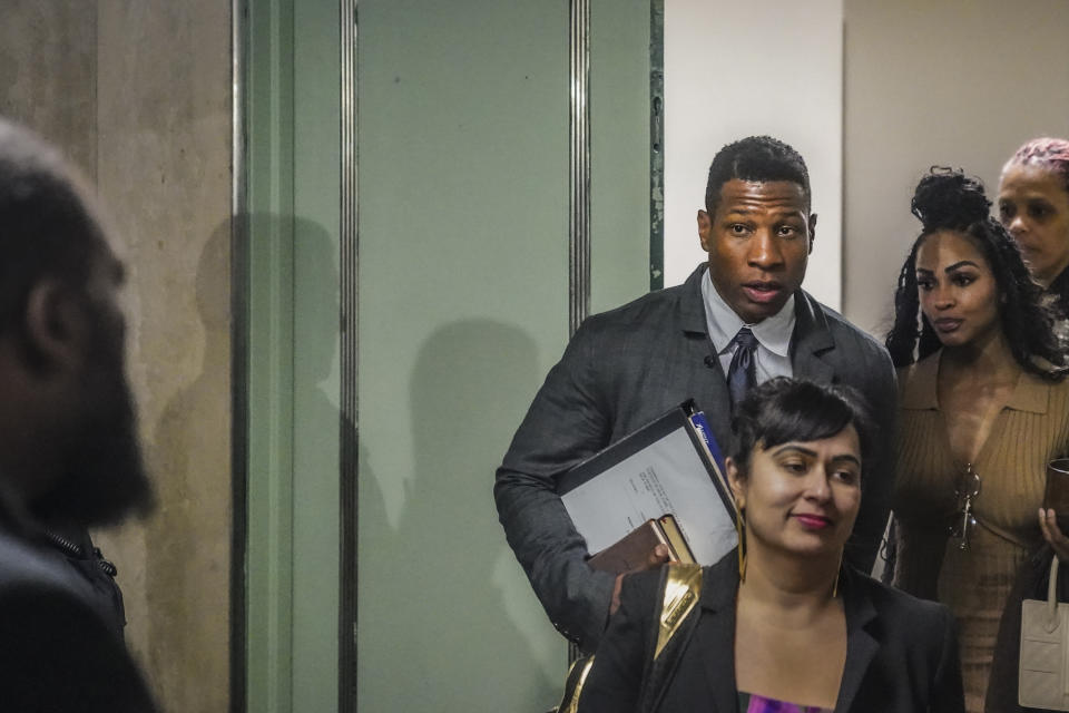 Jonathan Majors, top center, returns to court after a lunch break in his domestic assault trial, Tuesday, Dec. 5, 2023, in New York. (AP Photo/Bebeto Matthews)