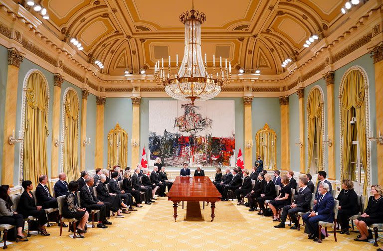 El primer ministro Justin Trudeau, gobernadora general Mary Simin y miembros del gabinete toman parte de una ceremonia de adhesión al nuevo Soberano.