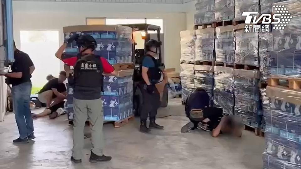警方循線查獲夾藏毒品的貨櫃，逮捕負責販運的成員。（圖／TVBS）