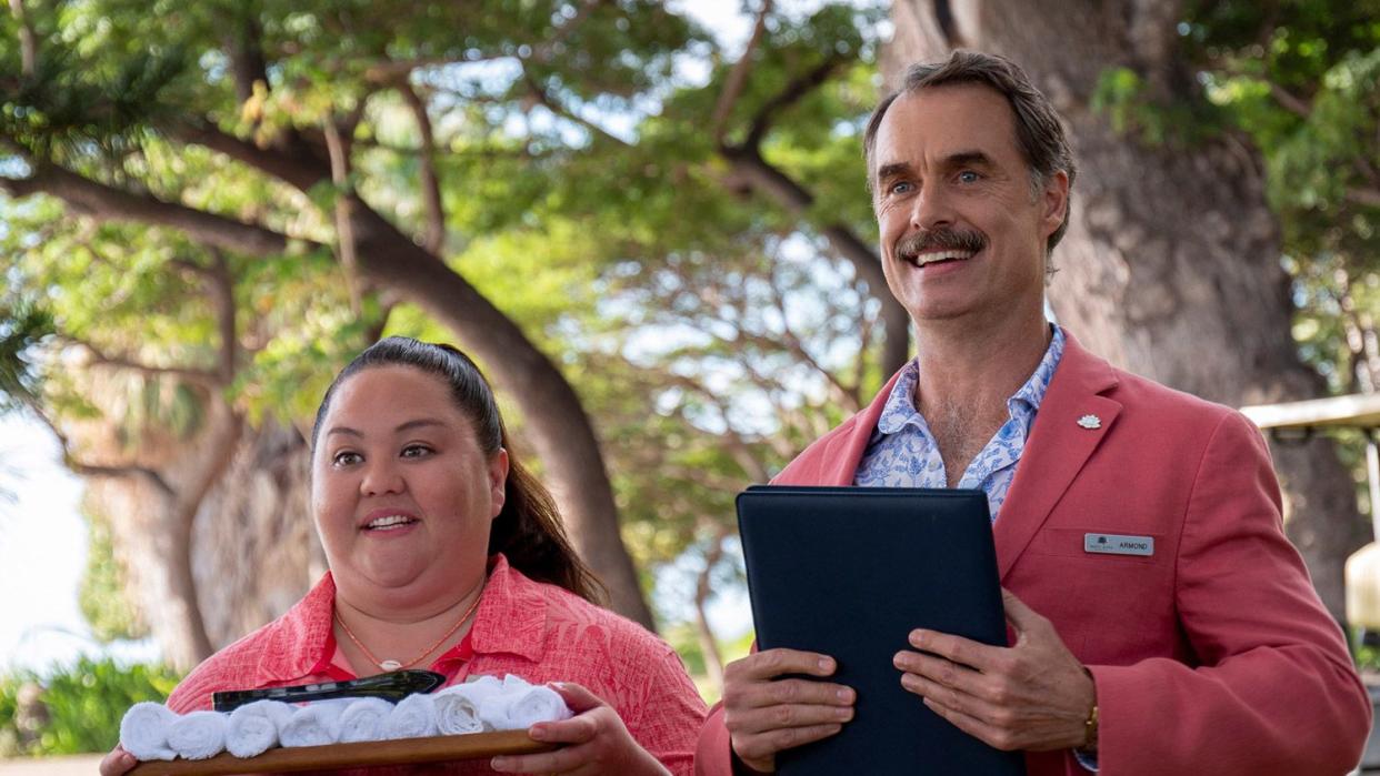 THE WHITE LOTUS, from left: Jolene Purdy, Murray Bartlett, 'Arrivals', (Season 1, ep. 101, aired July 11, 2021). photo: Mario Perez / ©HBO / Courtesy Everett Collection