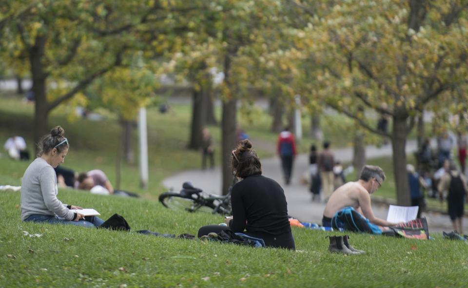 <span class="caption">Des gens profitent de l’été des Indiens, le 10 novembre, dans un parc à Montréal.</span> <span class="attribution"><span class="source">La Presse Canadienne/Ryan Remiorz</span></span>