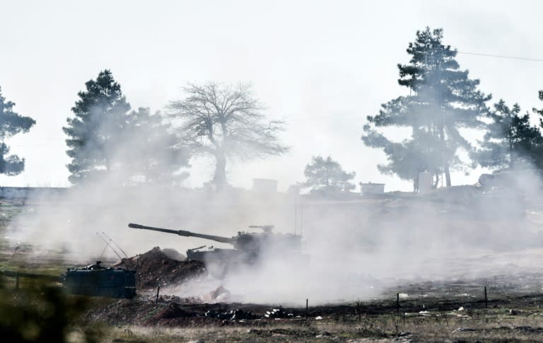 Frequent rocket attacks on the Turkish border town of Kilis have prompted Turkey's army to respond with howitzer fire