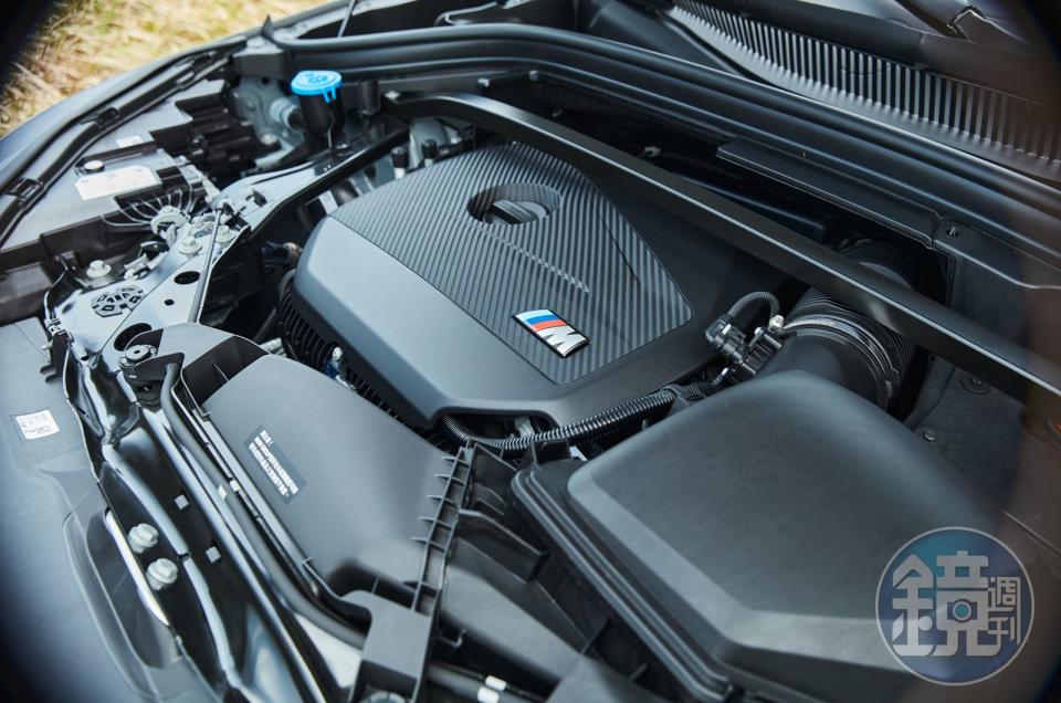 M35i搭載M TwinPower Turbo渦輪增壓直列四缸汽油引擎，擁有最高300hp/40.8kgm的最大動力輸出，搭配xDrive智慧型可變四輪傳動系統，0到100 km/h加速5.4秒即可完成。