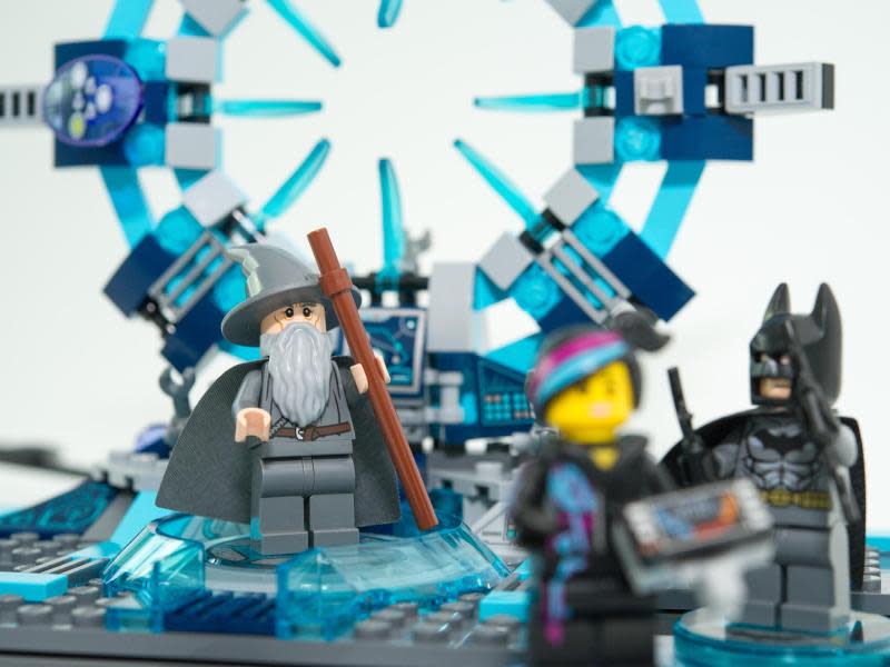 Heldentreffen: Batman, Gandalf und Wyldstyle gehören bei «Lego Dimensions» zum Starter-Set. Foto: Inga Kjer