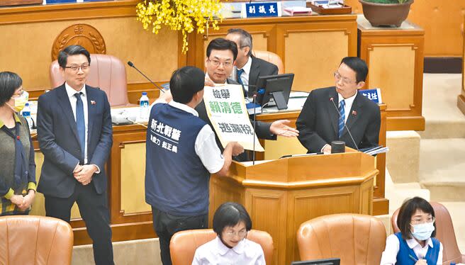 民進黨總統參選人賴清德萬里老家涉及違建爭議延燒，國民黨新北市議員林國春（第二排左三）1日在議會總質詢向代理市長劉和然（第二排右二）與財政局長陳榮貴（第二排右一）檢舉賴清德逃漏稅。（陳慰慈攝）