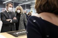 <a href="https://www.parismatch.com/Actu/Politique/Emmanuel-et-Brigitte-Macron-a-la-rencontre-des-savoir-faire-de-la-mode-et-du-luxe-1782741#xtor=AL-23" rel="nofollow noopener" target="_blank" data-ylk="slk:Retrouvez toutes les photos sur ParisMatch.com;elm:context_link;itc:0;sec:content-canvas" class="link ">Retrouvez toutes les photos sur ParisMatch.com</a>