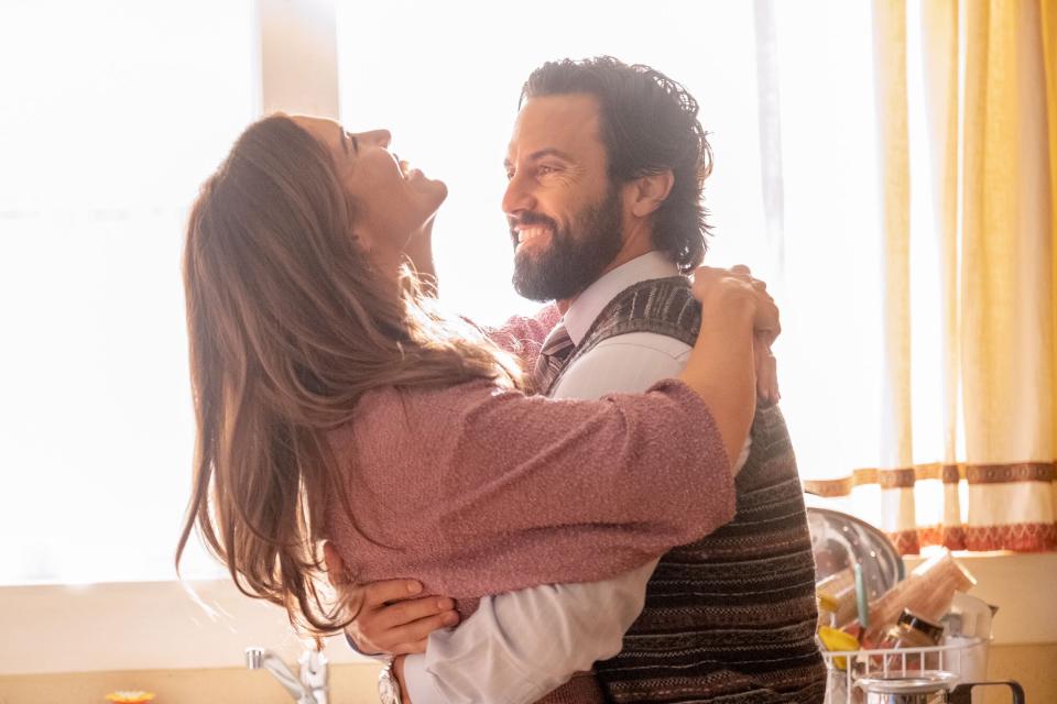 THIS IS US -- "The Challenger" Episode 601 -- Pictured: (l-r) Mandy Moore as Rebecca, Milo Ventimiglia as Jack -- (Photo by: Ron Batzdorff/NBC)