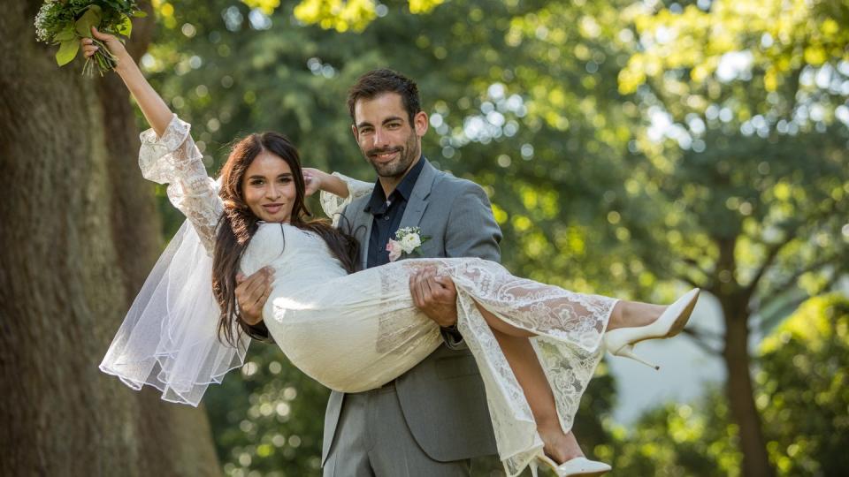 Schon bei der Kleidung können Paare sparen. Wer zum Beispiel einen schönen Anzug im Schrank hat, kann auch den zur Hochzeit tragen, statt einen neuen zu kaufen. Foto: Christin Klose/dpa-tmn