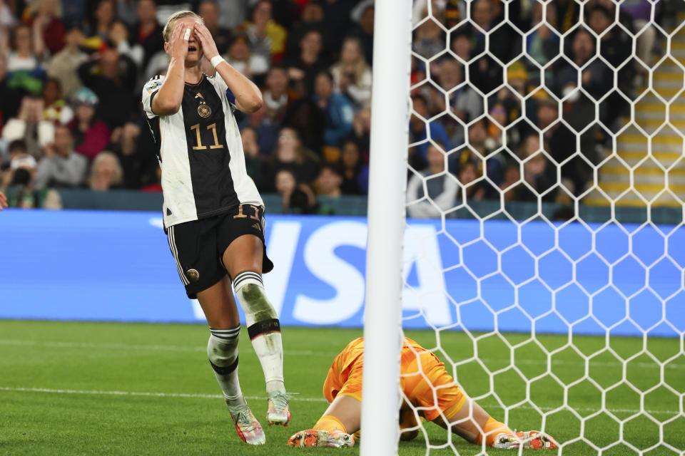 La alemana Alexandra Popp reacciona luego que la arquera surcoreana Kim Jung-mi (derecha) le atajó un remate en el empate 0-0 en el partido por el Grupo H del Mundial femenino, en Brisbane, Australia, el jueves 3 de agosto de 2023. (AP Foto/Tertius Pickard)