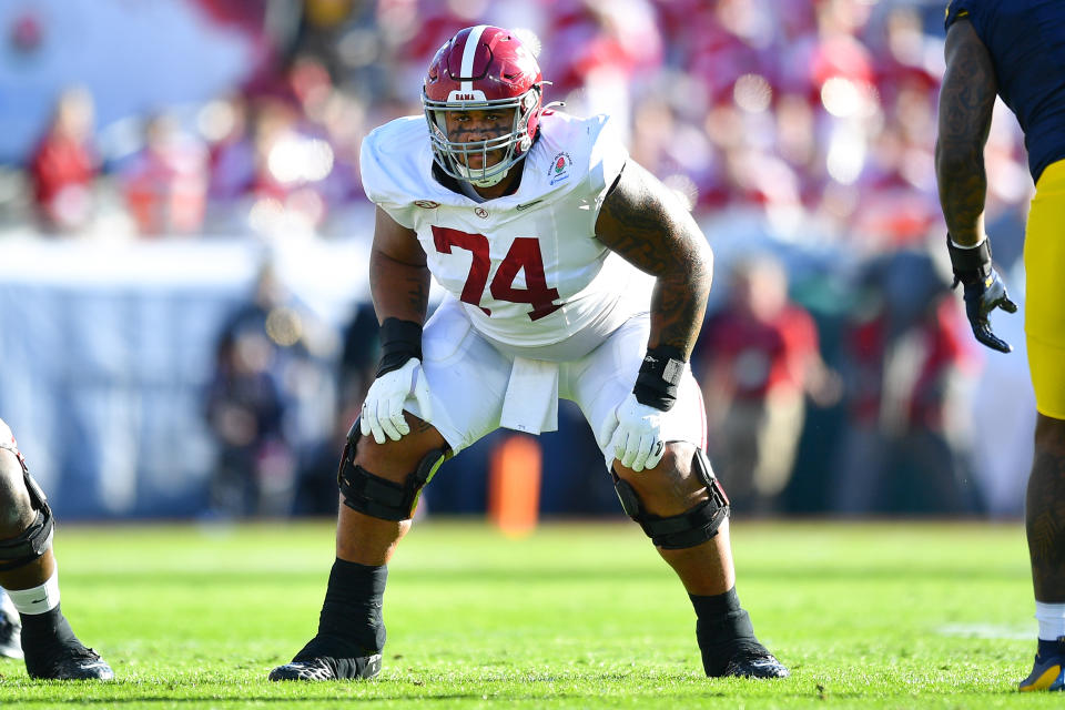 PASADENA, CA – 1. JANUAR: OL Kadyn Proctor (74) von den Alabama Crimson Tide schaut während des Halbfinalspiels Alabama Crimson Tide vs. Michigan Wolverines CFP im Rose Bowl Game am 1. Januar 2024 im Rose Bowl Stadium in Pasadena zu , Kalifornien.  (Foto von Brian Rothmuller/Icon Sportswire über Getty Images)