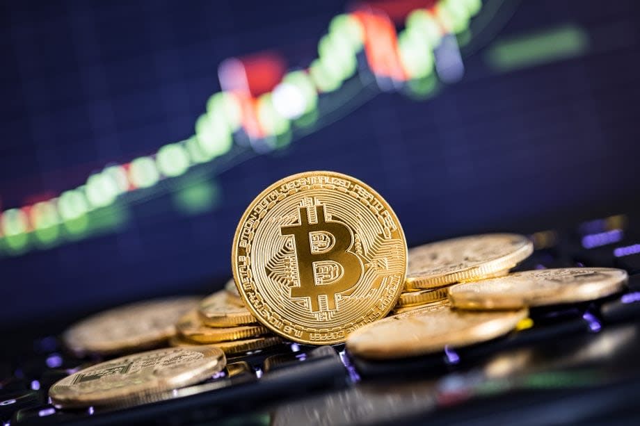 Bitcoin-Münze vor einer Chart