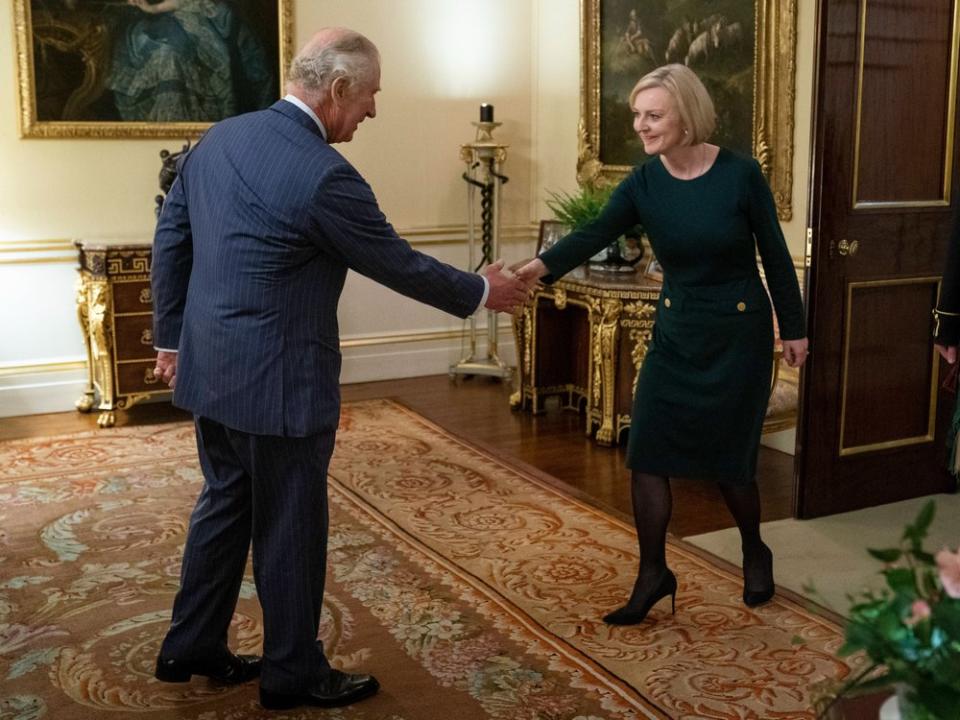 König Charles III. und Liz Truss bei ihrem Treffen am Mittwoch. (Bild: imago/i Images)