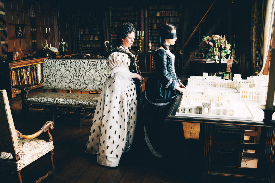THE FAVOURITE, from left: Olivia Colman, Rachel Weisz, 2018. ph: Atsushi Nishijima / TM & copyright © Fox Searchlight Pictures. All rights reserved. / courtesy Everett Collection