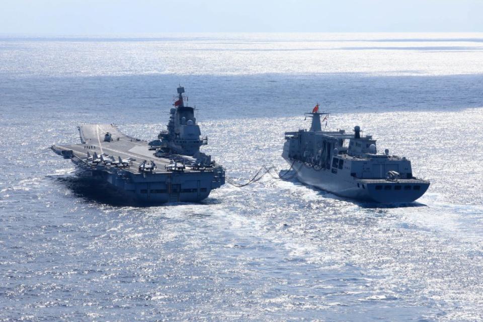2021-12-30_遼寧艦編隊遠海實戰化訓練期間，遼寧艦（左）進行補給。（圖／新華社）