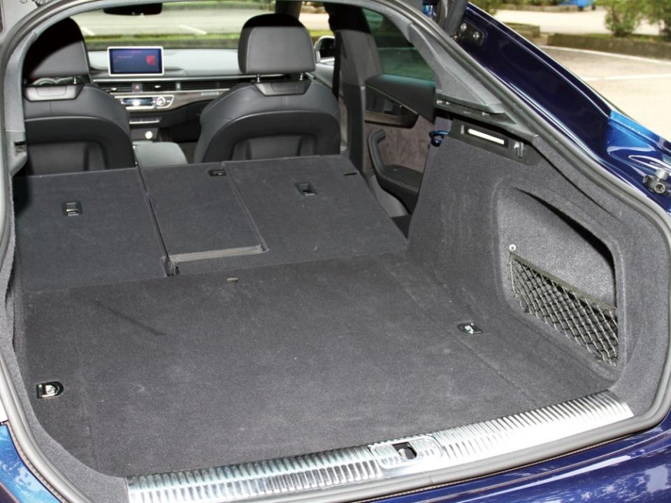 S5 Sportback尾廂透過4/2/4分離傾倒下可從480公升擴充至1300公升，且標配附體感起閉的電動尾門。