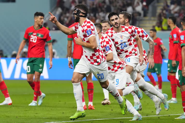 Josko Gvardiol festeja su gol para Croacia en el partido por el tercer puesto de Qatar 2022 ante Marruecos