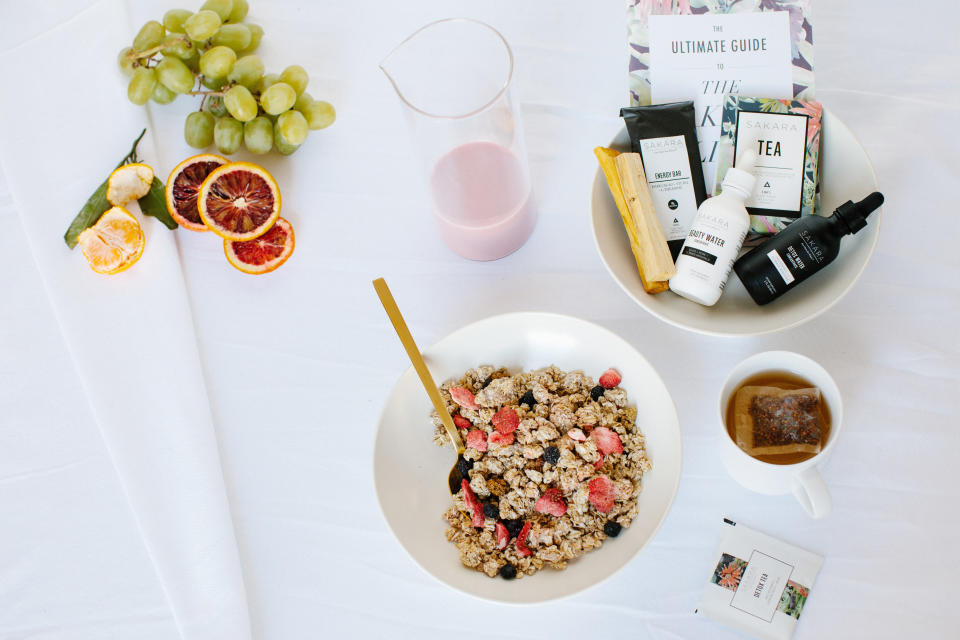 The service offers either a three-day or five-day meal options that includes breakfast, lunch and dinner. The cost ranges from around $56 to $80 per day. Sakara also offers detox teas and supplements<a href="https://fave.co/2QNWmv5" target="_blank" rel="noopener noreferrer"> as separate add-ons</a>.&nbsp; (Photo: Sakara Life)