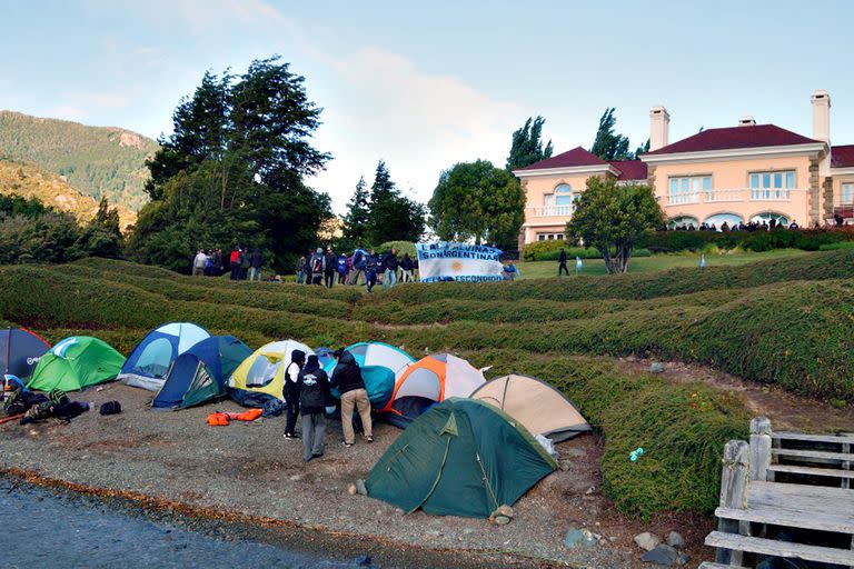 El acampe en Lago Escondido de Grabois y los militantes kirchneristas