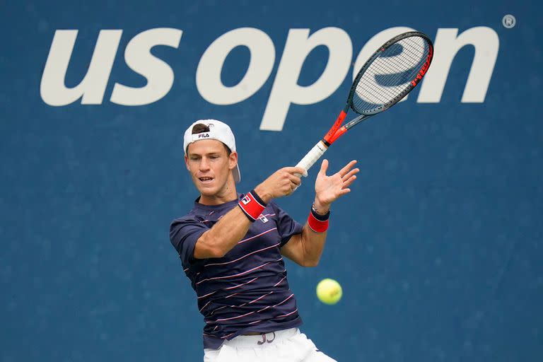 Diego Schwartzman, de Argentina, devuelve un tiro a Cameron Norrie, de Gran Bretaña, durante la primera ronda del campeonato de tenis del US Open, el lunes 31 de agosto de 2020, en Nueva York.