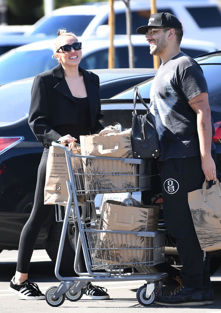 Miley Cyrus, a la salida de un mercado junto a su estilista Bradley Kenneth McPeek