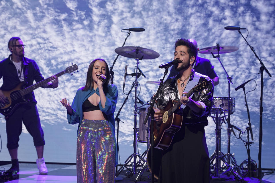 Evaluna y Camilo cantan en el programa de entretenimiento de Jimmy Fallon el 5 de noviembre de 2012.(Foto: Sean Gallagher/NBC/NBCU Photo Bank via Getty Images)