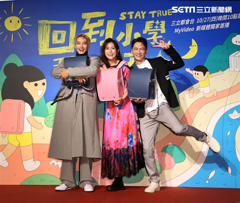 (左起)藝人曹佑寧、任容萱、温昇豪參與節目《回到小學那一天》錄影皆收穫滿滿。（圖／記者邱榮吉拍攝）