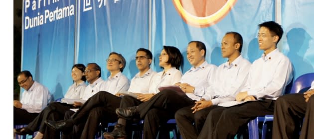 WP chief Low Thia Khiang and chairman Sylvia Lim arrive at about 8.45pm to loud cheers from the crowd. (Yahoo! photo/Alicia Wong)