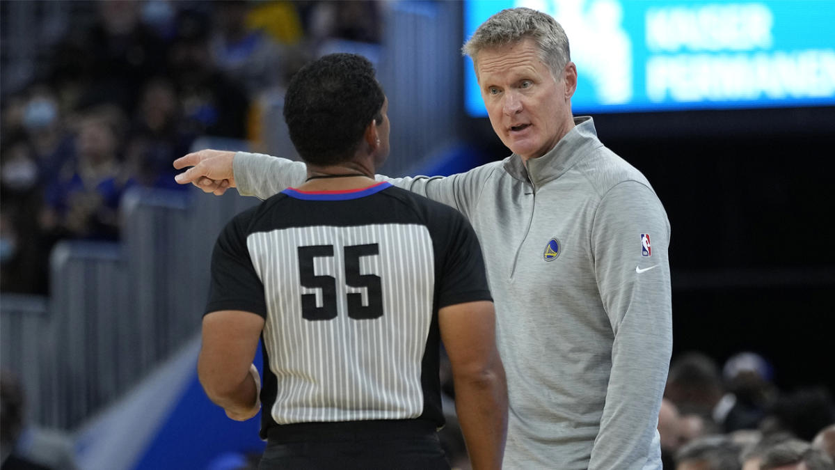 Steve Kerr pleads again for consistency from NBA officials on travel calls
