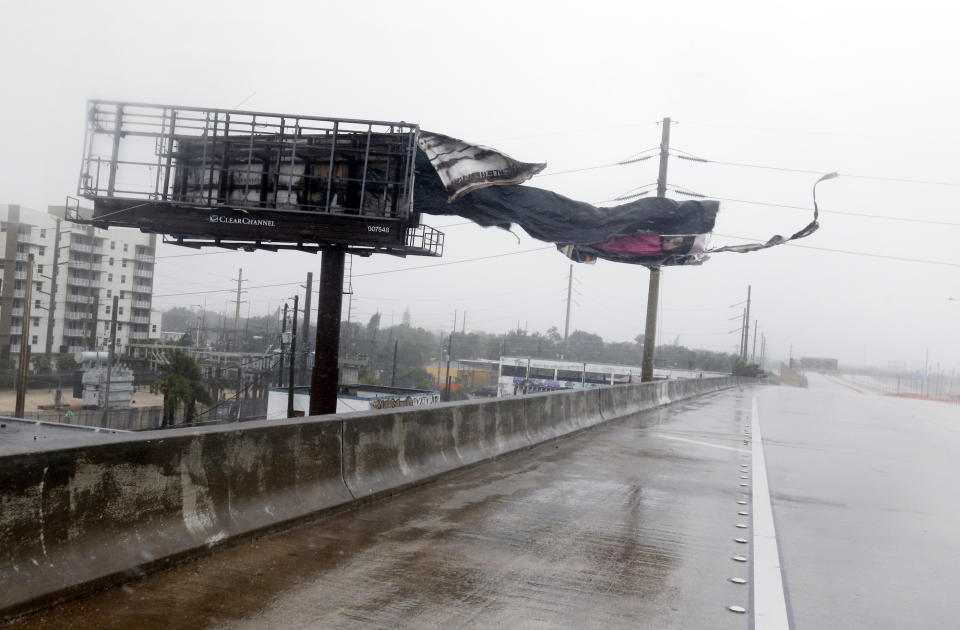 <p>An der menschenleeren Interstate 95 bei North Miami Beach weht ein zerfetztes Straßen-Plakat in den Ausläufern des Hurrikans. (Bild: Wilfredo Lee/AP/dpa) </p>