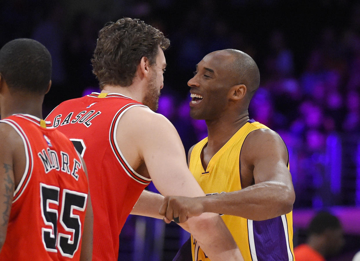 El español de los Bulls de Chicago, Pau Gasol (centro), se abraza a Kobe Bryant (derecha), de los Lakers de Los Ángeles, antes del inicio del partido de la NBA que enfrentó a ambos equipos, el 28 de enero de 2016, en Los Ángeles. (Foto AP/Mark J. Terrill)