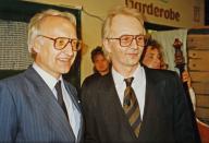 Das Aufeinandertreffen der echten Politiker und deren Doubles ist der heimliche Höhepunkt einer jeden Salvator-Probe. Hier, nach überstandenem Singspiel 1990, lacht Edmund Stoiber etwas sparsam mit Michael Lerchenberg (rechts). Ein Duo mit einer langen Nockherberg-Geschichte. (Bild: Paulaner / Bayerisches Wirtschaftsarchiv)